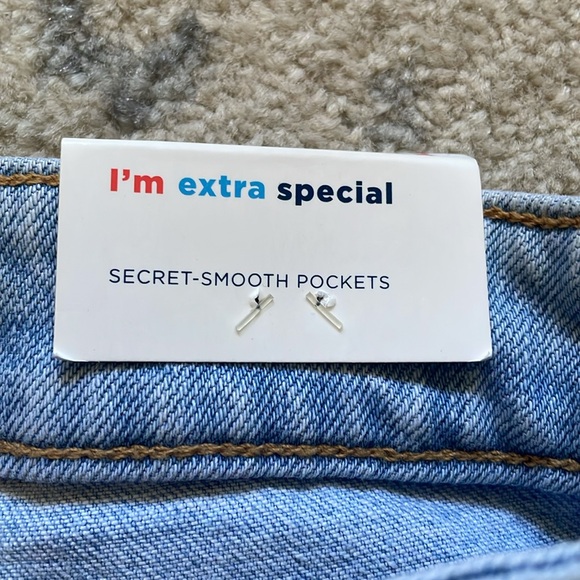 NWT Old Navy Women’s High-Rise Jean shorts - Picture 9 of 9